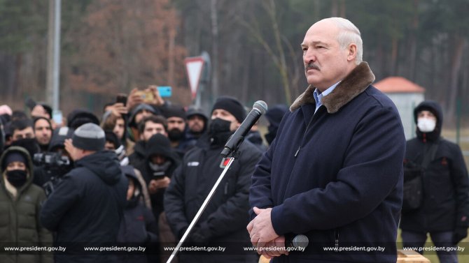 Belarus Devlet Başkanı Lukaşenko’dan Lojistik Merkezindeki Göçmenlere Ziyaret