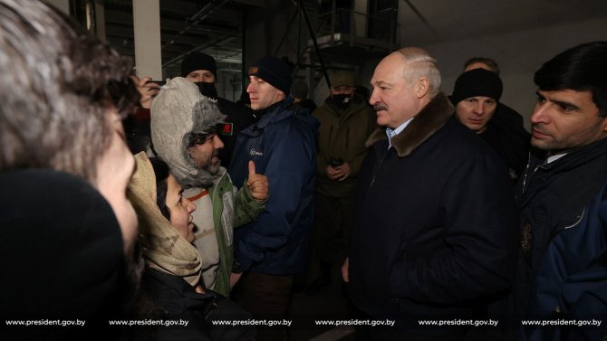 Belarus Devlet Başkanı Lukaşenko’dan Lojistik Merkezindeki Göçmenlere Ziyaret
