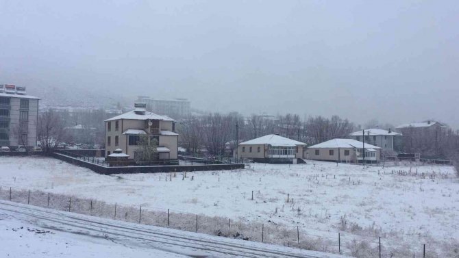 Yılın 5 Ayını Kar Altında Geçiren Karlıova Beyaza Büründü