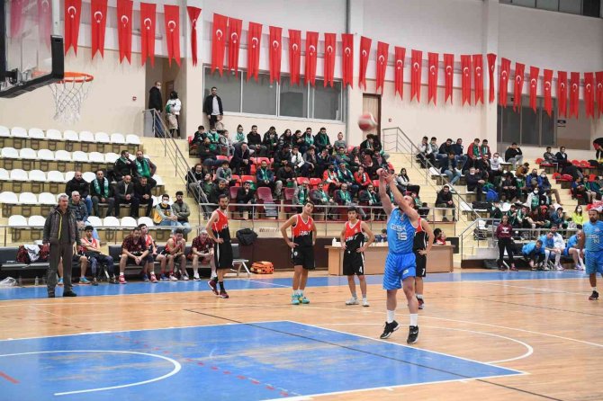 Çesk, İ̇zmitsporu’u 77 - 46’lık Skorla Mağlup Etti