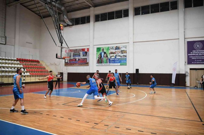 Çesk, İ̇zmitsporu’u 77 - 46’lık Skorla Mağlup Etti