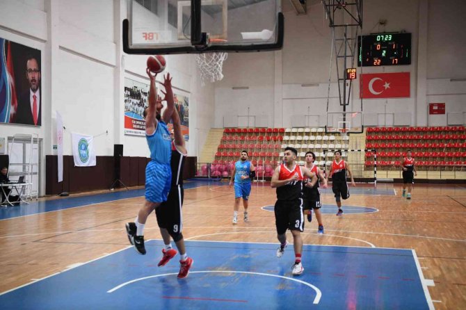 Çesk, İ̇zmitsporu’u 77 - 46’lık Skorla Mağlup Etti