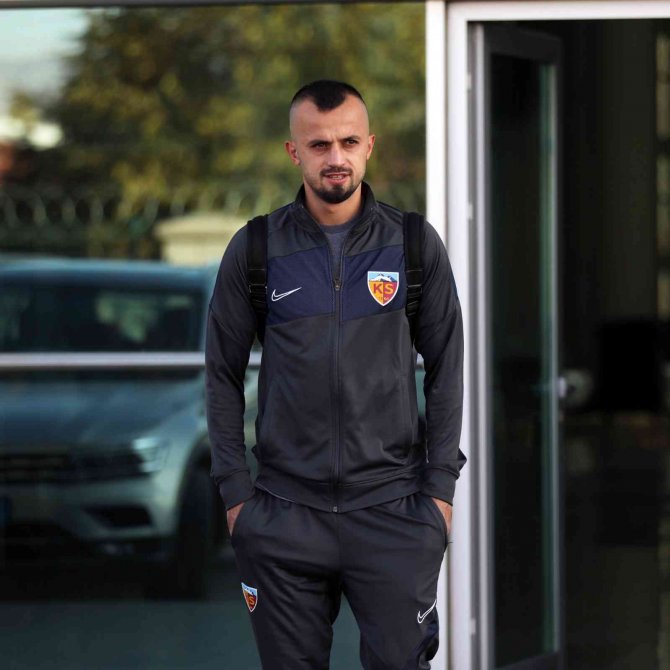 Kayserispor 23 Futbolcuyla Gitti