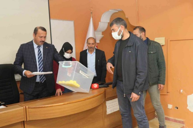 Elazığ’da Besicilere Koç Dağıtımı Yapıldı