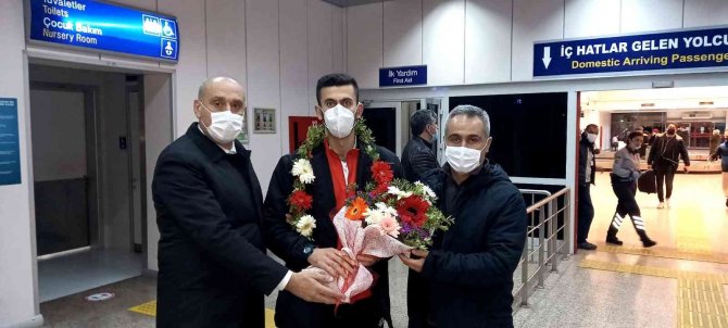 Milli Sporcu Kardeşler, İ̇şitme Engelliler Dünya Karate Şampiyonası’nda Bronz Madalya Kazandı