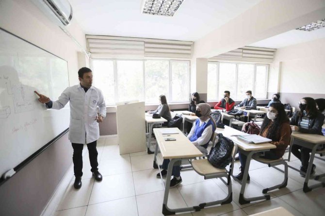 Gençler Üniversiteye Aydın Büyükşehir Belediyesi Kurslarında Hazırlanıyor