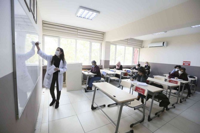 Gençler Üniversiteye Aydın Büyükşehir Belediyesi Kurslarında Hazırlanıyor