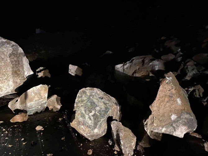 Giresun’da Heyelan Sonucu Karayolu Ulaşıma Kapandı