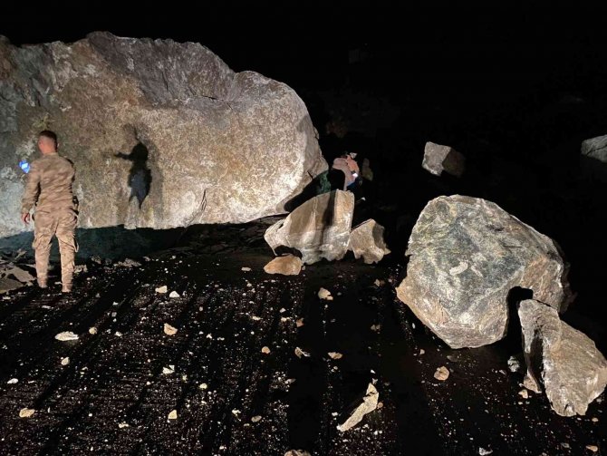 Giresun’da Heyelan Sonucu Karayolu Ulaşıma Kapandı