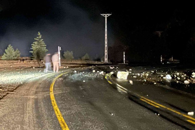 Zigana Dağ Yamacından Kopan Kayalar Seyir Halindeki Kamyonete İsabet Etti