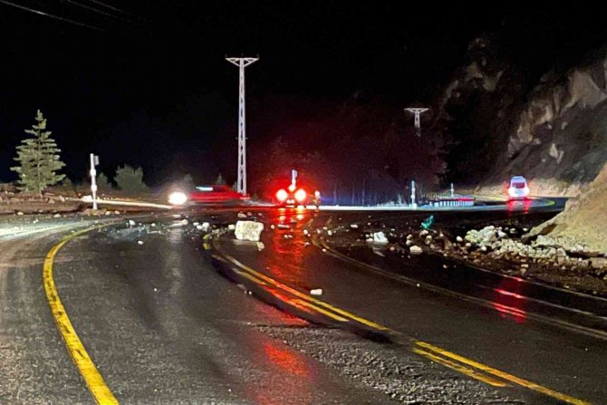 Zigana Dağ Yamacından Kopan Kayalar Seyir Halindeki Kamyonete İsabet Etti