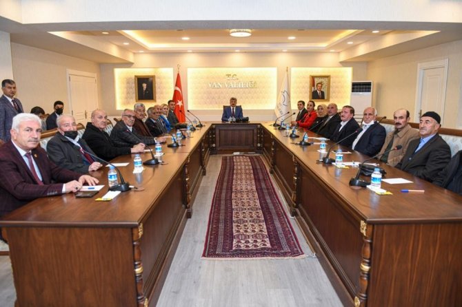Vanlı Muhtarlara Fidan Dikim Sertifikası Verildi