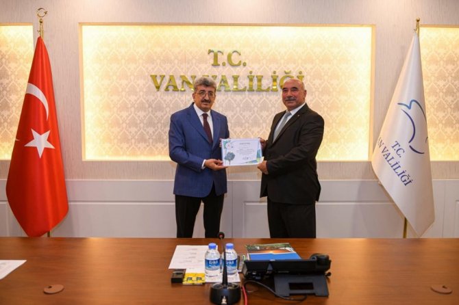 Vanlı Muhtarlara Fidan Dikim Sertifikası Verildi