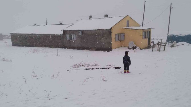 Tuzluca’da Kar Yağışı Etkili Oluyor