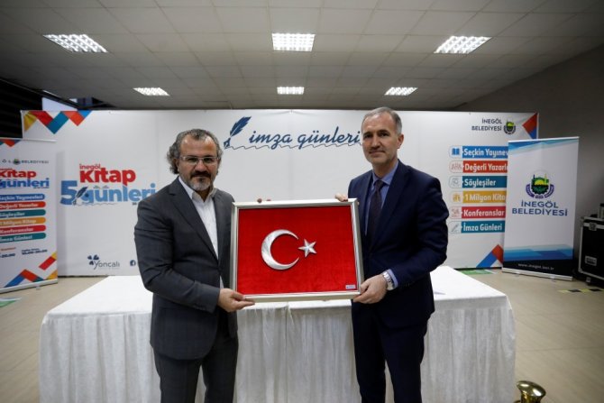 Aslanhan Kitaplarını İ̇negöllüler İçin İmzaladı