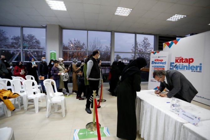 Aslanhan Kitaplarını İ̇negöllüler İçin İmzaladı