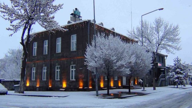 Kars Beyaz Gelinliğini Giydi