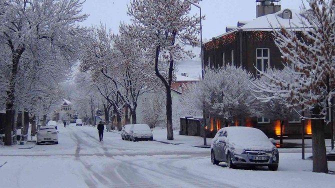 Kars Beyaz Gelinliğini Giydi