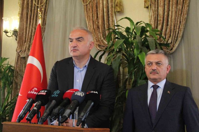Bakan Ersoy: "2022’de Antalya’yı Daha Yoğun Bir Sezon Bekliyor"