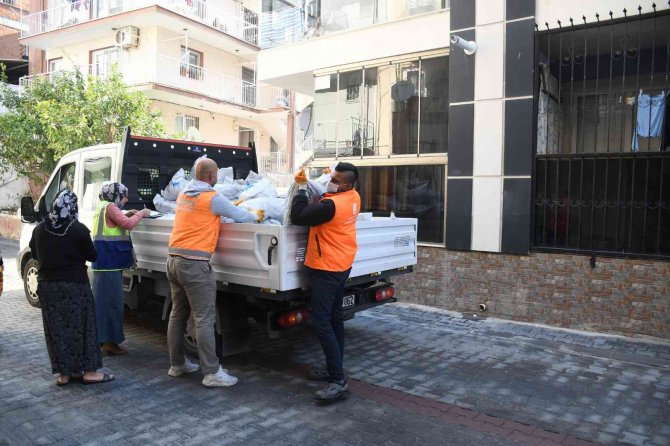 Kuşadası Belediyesi’nden 2 Bin 500 Aileye Yakacak Yardımı