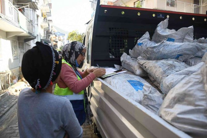 Kuşadası Belediyesi’nden 2 Bin 500 Aileye Yakacak Yardımı