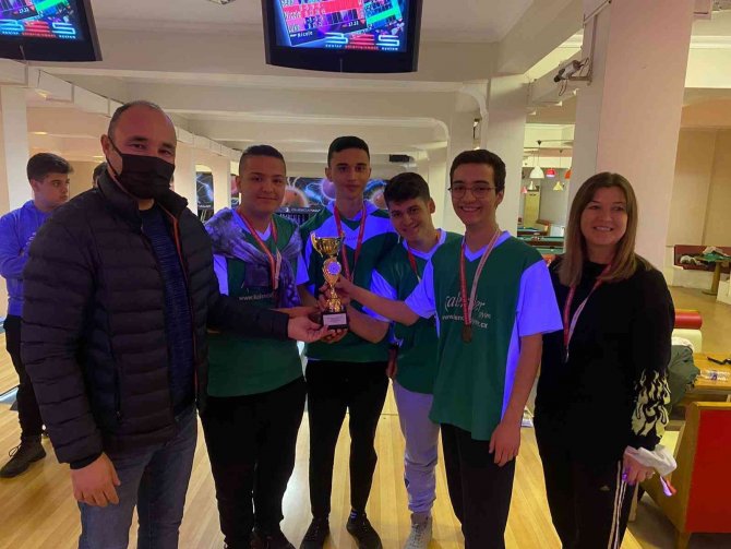 Bowling Turnuvasına Manisa Ticaret Borsası Anadolu Lisesi Damga Vurdu
