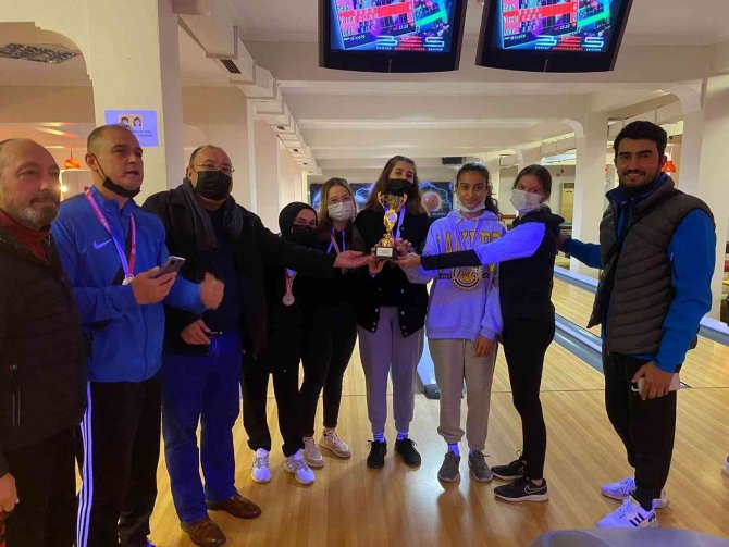 Bowling Turnuvasına Manisa Ticaret Borsası Anadolu Lisesi Damga Vurdu
