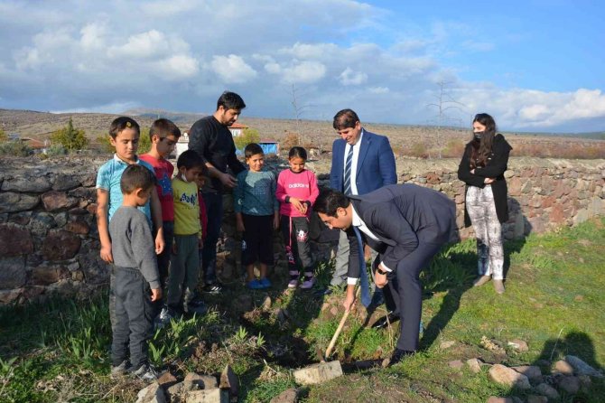 Öğretmenler Fidanları Toprakla Buluşturdu