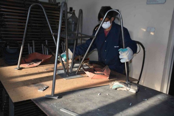 Çevre İllerin Sıra Ve Masa İhtiyacı Bitlis’teki Fabrika Okuldan Karşılanıyor