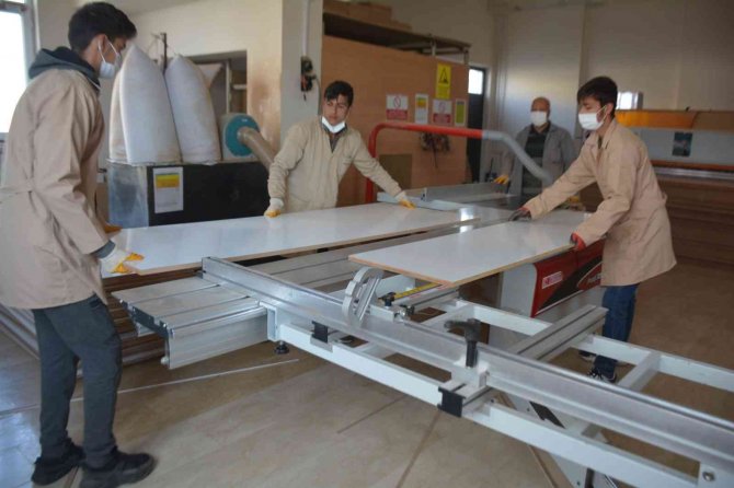 Çevre İllerin Sıra Ve Masa İhtiyacı Bitlis’teki Fabrika Okuldan Karşılanıyor