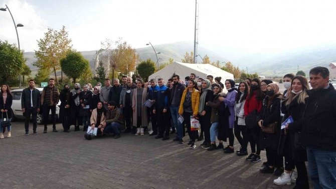 Muş’ta Üniversite Öğrencilerine Çadır Kurma Eğitimi Verildi