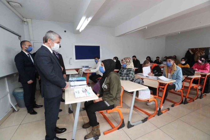 Şahinbey’de Sınava Hazırlanan Öğrencilere Eğitim Seti