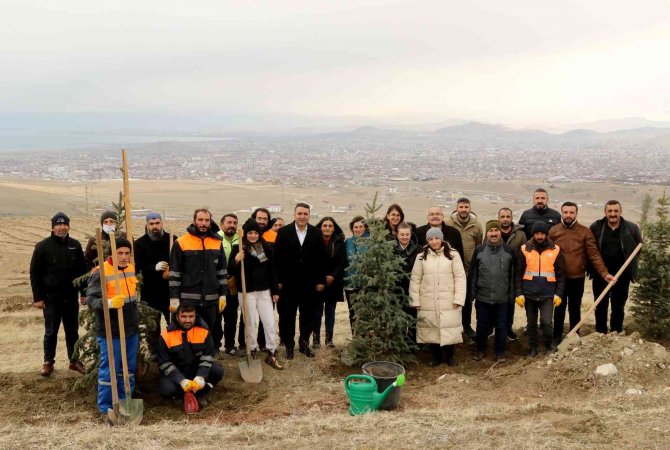 Van Büyükşehir Belediyesi 1 Yılda 30 Bin Fidanı Toprakla Buluşturdu