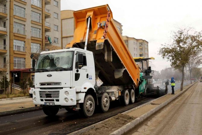 Van’da Yol Asfaltlama Çalışması