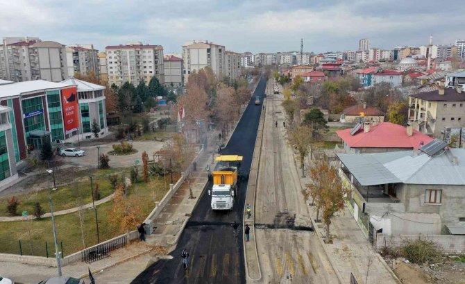 Van’da Yol Asfaltlama Çalışması