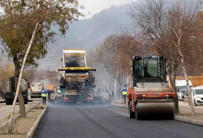 Van’da Yol Asfaltlama Çalışması