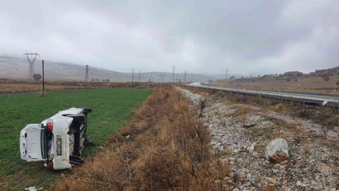 Taklalar Atan Otomobilin Sürücüsü Kazayı Yara Almadan Atlattı