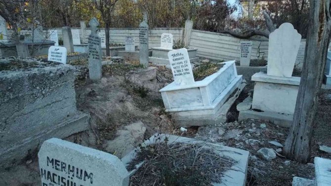Afyonkarahisar’ın O İlçesindeki Mezarlık Ve Evlerde Ürküten Görüntü