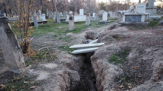 Afyonkarahisar’ın O İlçesindeki Mezarlık Ve Evlerde Ürküten Görüntü