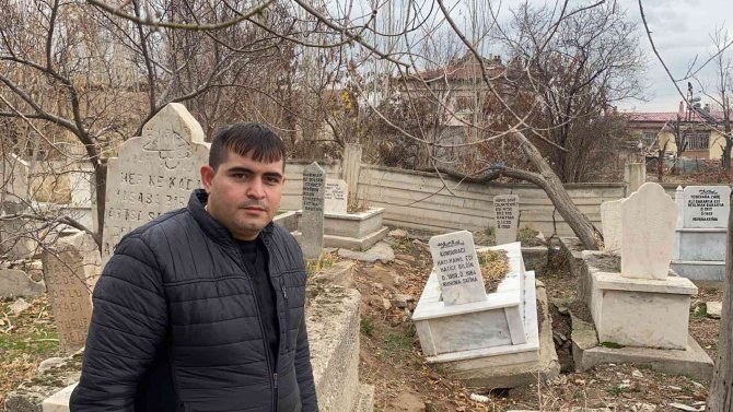Afyonkarahisar’ın O İlçesindeki Mezarlık Ve Evlerde Ürküten Görüntü