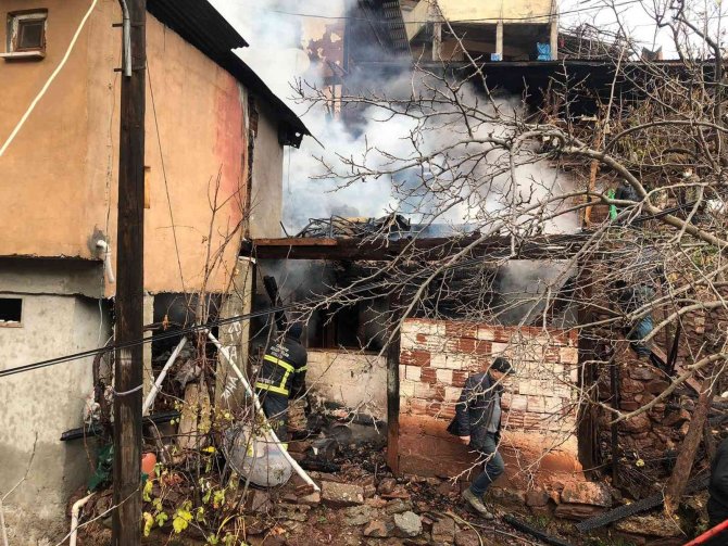 Artvin’de Çıkan Yangında 2 Ev Kül Oldu