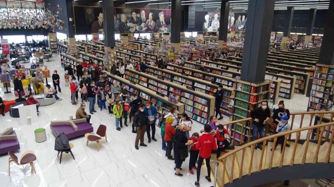 Çocukların, ‘Kral Şakir’ Sevgisi Uzun Kuyruklar Oluşturdu