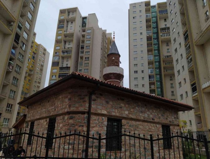 Gökdelenlerin Gölgesinde 700 Yıllık En Küçük Cami