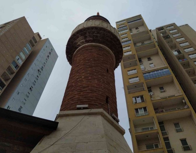 Gökdelenlerin Gölgesinde 700 Yıllık En Küçük Cami