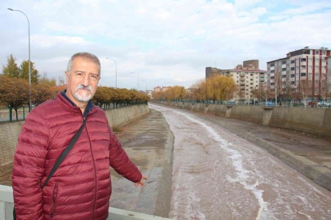 Oltu Çayı’nda İlginç Köpürme Korkutuyor
