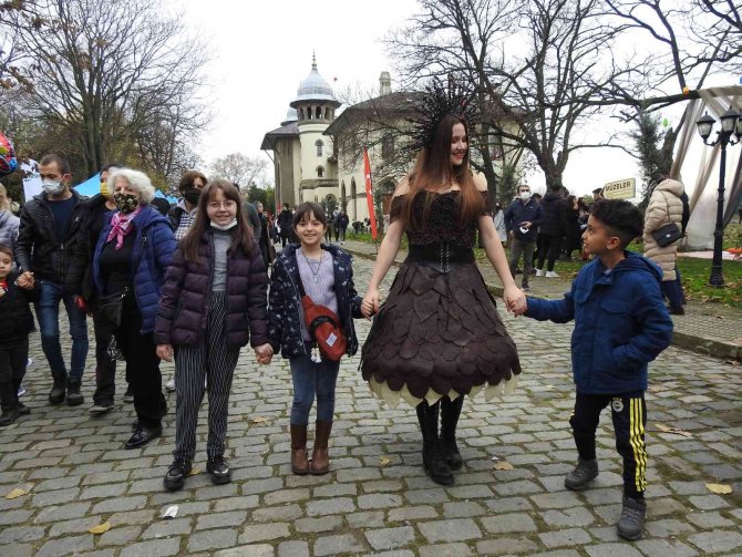 Görenler Şaşkına Döndü: 5 Kiloluk Çikolata Elbise Festivalin İlgi Odağı Oldu