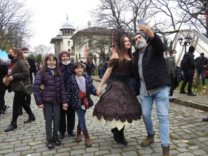 Görenler Şaşkına Döndü: 5 Kiloluk Çikolata Elbise Festivalin İlgi Odağı Oldu