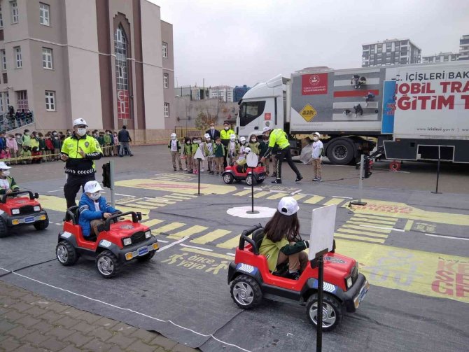 İ̇lkokul Öğrencilerine Trafik Eğitimi