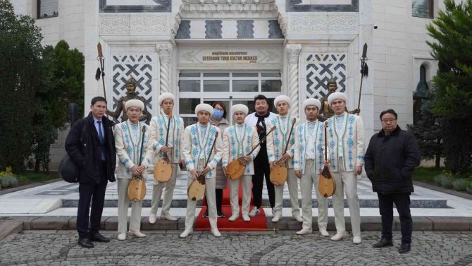 Kazakistanlı Sanatçılar Keçiören’de “Flash Mob” Yaptı