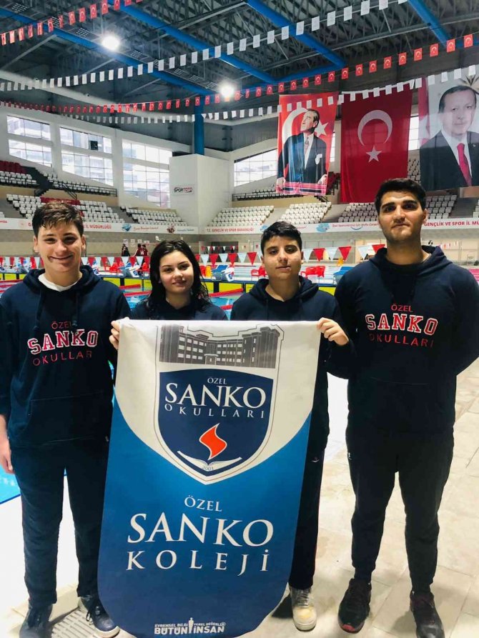 Sanko Okulları Yüzme Yarışmasında Dört Madalya Kazandı
